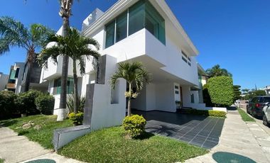Casa en venta parque de la castellana cuarto de servicio Zapopan Jalisco