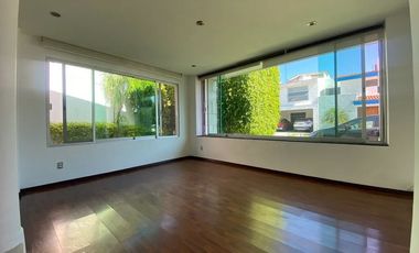 Casa en venta parque de la castellana cuarto de servicio Zapopan Jalisco