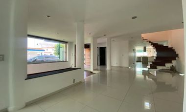 Casa en venta parque de la castellana cuarto de servicio Zapopan Jalisco