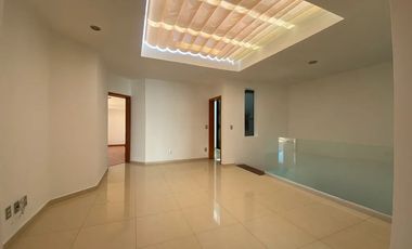 Casa en venta parque de la castellana cuarto de servicio Zapopan Jalisco