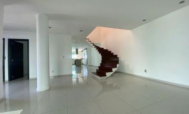 Casa en venta parque de la castellana cuarto de servicio Zapopan Jalisco