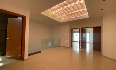 Casa en venta parque de la castellana cuarto de servicio Zapopan Jalisco