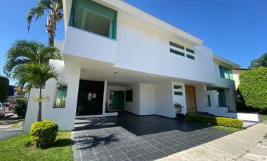 Casa en venta parque de la castellana cuarto de servicio Zapopan Jalisco