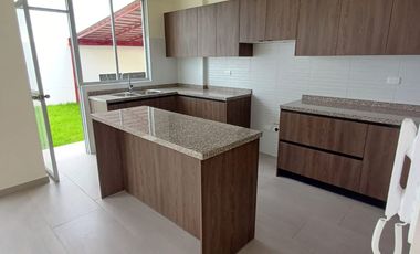 Tumbaco casa  de arriendo por estrenar esquinera amplio jardín privado, jacuzzi $850 incluida alícuota