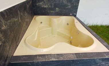 Tumbaco casa  de arriendo por estrenar esquinera amplio jardín privado, jacuzzi $850 incluida alícuota