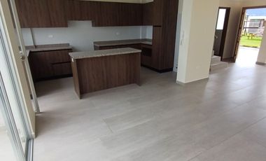 Tumbaco casa  de arriendo por estrenar esquinera amplio jardín privado, jacuzzi $850 incluida alícuota