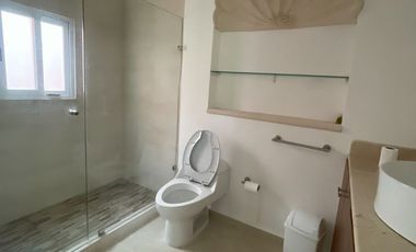 RENTA EN DSODZIL NORTE VILLA DENTRO DE PRIVADA CON PISCINA COMPARTIDA..