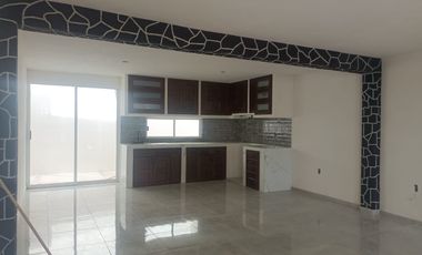 Casa con 3 Habitaciones y Terraza a la venta en Solares Banthi