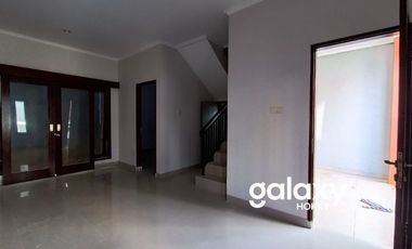 DISEWAKAN RUMAH 2 LANTAI DI NUANSA UTAMA TAMAN GRIYA JIMBARAN BADUNG, BALI