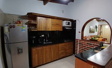 Venta hermoso Apartamento 2do piso en Navarra ( Bello )