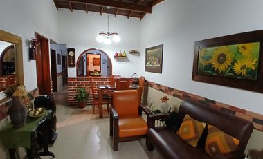 Venta hermoso Apartamento 2do piso en Navarra ( Bello )