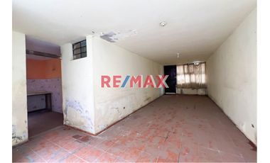 Remate De Casa Como Terreno Frente A Parque Y Loza Deportiva