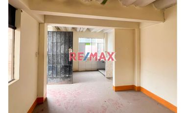 Remate De Casa Como Terreno Frente A Parque Y Loza Deportiva