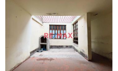 Remate De Casa Como Terreno Frente A Parque Y Loza Deportiva
