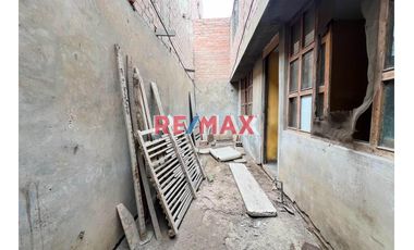 Remate De Casa Como Terreno Frente A Parque Y Loza Deportiva