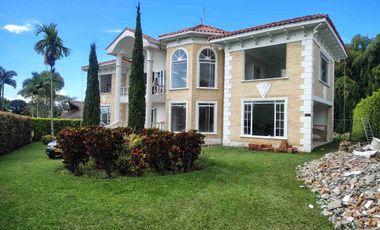 SE VENDE CONDOMINIO LUJOSO EN UNIDAD CERRADA