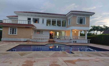 SE VENDE CONDOMINIO LUJOSO EN UNIDAD CERRADA