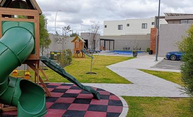CASA EN VENTA EN EL PUEBLITO, DENTRO DE CONDOMINIO