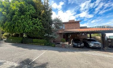 RENTA MAGNÍFICA CASA ESTILO MEXICANO CONTEMPORÁNEO EN HACIENDA SANTA FE