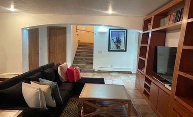 RENTA MAGNÍFICA CASA ESTILO MEXICANO CONTEMPORÁNEO EN HACIENDA SANTA FE