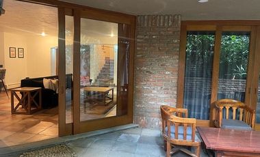 RENTA MAGNÍFICA CASA ESTILO MEXICANO CONTEMPORÁNEO EN HACIENDA SANTA FE