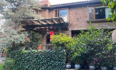 RENTA MAGNÍFICA CASA ESTILO MEXICANO CONTEMPORÁNEO EN HACIENDA SANTA FE