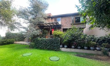 RENTA MAGNÍFICA CASA ESTILO MEXICANO CONTEMPORÁNEO EN HACIENDA SANTA FE
