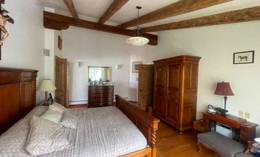 RENTA MAGNÍFICA CASA ESTILO MEXICANO CONTEMPORÁNEO EN HACIENDA SANTA FE