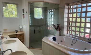 RENTA MAGNÍFICA CASA ESTILO MEXICANO CONTEMPORÁNEO EN HACIENDA SANTA FE