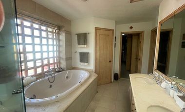 RENTA MAGNÍFICA CASA ESTILO MEXICANO CONTEMPORÁNEO EN HACIENDA SANTA FE