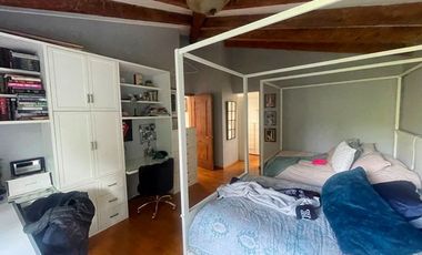 RENTA MAGNÍFICA CASA ESTILO MEXICANO CONTEMPORÁNEO EN HACIENDA SANTA FE