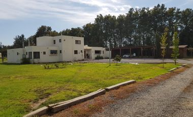 Venta Exclusiva Casa estilo Mediterránea en Condominio Privado-Talagante