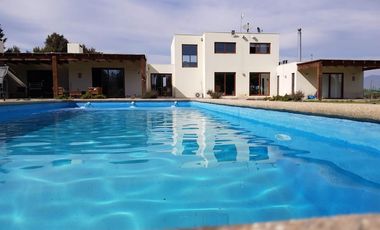 Venta Exclusiva Casa estilo Mediterránea en Condominio Privado-Talagante