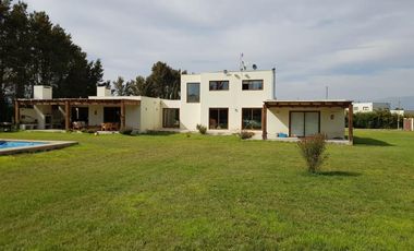 Venta Exclusiva Casa estilo Mediterránea en Condominio Privado-Talagante