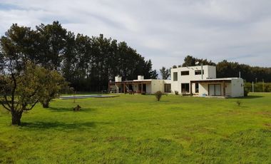 Venta Exclusiva Casa estilo Mediterránea en Condominio Privado-Talagante