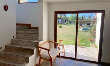 Venta Exclusiva Casa estilo Mediterránea en Condominio Privado-Talagante