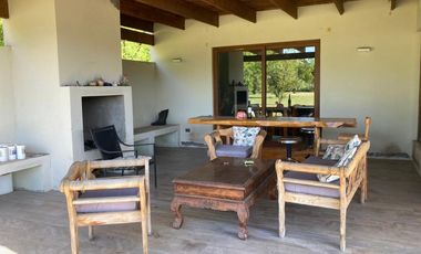 Venta Exclusiva Casa estilo Mediterránea en Condominio Privado-Talagante