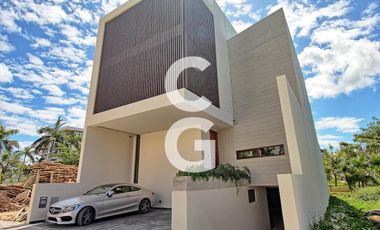 Casa en Venta en Cancun en Residencial La Marina Pto. Cancún con Rooftop