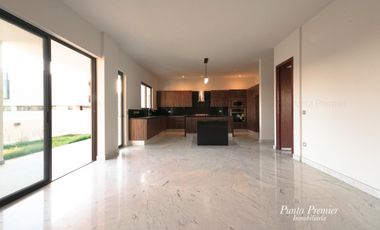Casa de Lujo Venta Nueva en Abadía Coto Av Universidad Zona Dorada Andares Zapopan Punta Premier