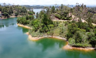 Hermoso lote en venta con represa en Tierra Prometida Guatapé