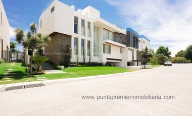Residencia de lujo en Puerta las Lomas Venta zona Dorada Andares Puerta de Hierro Zapopan.