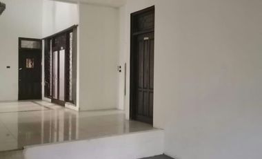 Dijual Rumah Mainroad Sayap BKR Bandung Posisi Hoek Parkiran Luas Cocok Untuk Segala Usaha [PK012]