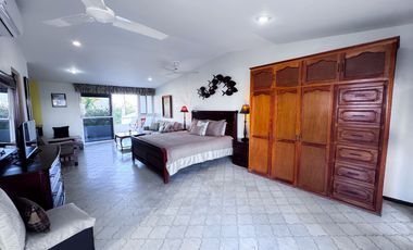 Elegancia y Confort en una Casa de 3 Niveles Cerca de la Playa