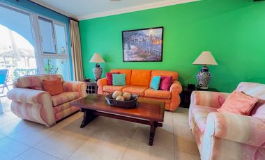 Elegancia y Confort en una Casa de 3 Niveles Cerca de la Playa