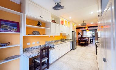 Elegancia y Confort en una Casa de 3 Niveles Cerca de la Playa