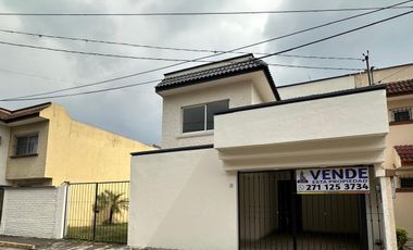 Casa en Venta junto con Terreno de 105 mts en Villa Verde  $ 3'200,000.=