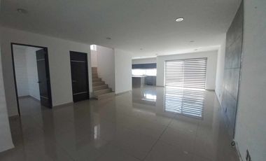 Casa en Renta Lomas de Juriquilla 4 habitaciones cada una con baño, Sala de TV, oficina