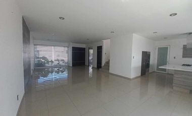 Casa en Renta Lomas de Juriquilla 4 habitaciones cada una con baño, Sala de TV, oficina