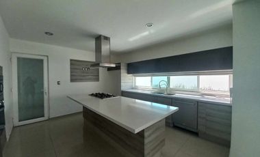 Casa en Renta Lomas de Juriquilla 4 habitaciones cada una con baño, Sala de TV, oficina