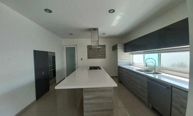 Casa en Renta Lomas de Juriquilla 4 habitaciones cada una con baño, Sala de TV, oficina